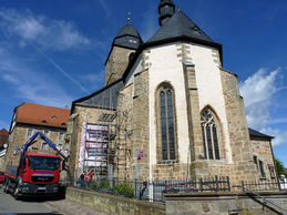 Einrüstung von St. Crescentius an der Südseite (Foto: Karl-Franz Thiede)